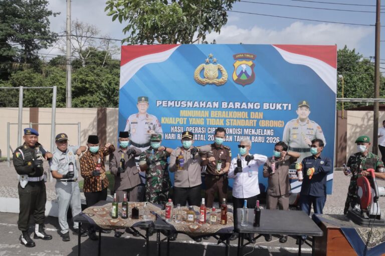 Kapolres Blitar AKBP Arif Faizullrahman bersama Forkopimda dan instansi terkait memusnahkan barang bukti 3.141 botol minuman keras ilegal dan 52 knalpot brong dalam Rilis Akhir Tahun 2025 di Mako Polres Blitar, Senin (29/12/2025).
