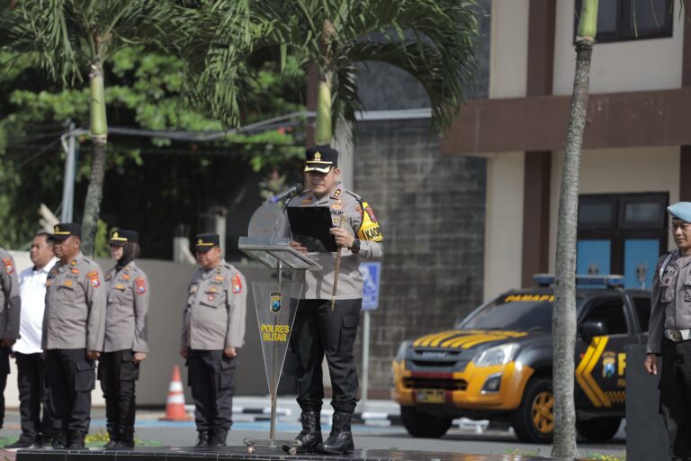 Kapolres Blitar AKBP Arif Fazlurrahman saat memimpin apel di Mako Polres Blitar, menyusul ditetapkannya Polres Blitar sebagai salah satu dari 55 satuan kerja Polri berpredikat Wilayah Bebas dari Korupsi (WBK) Tahun 2025.
