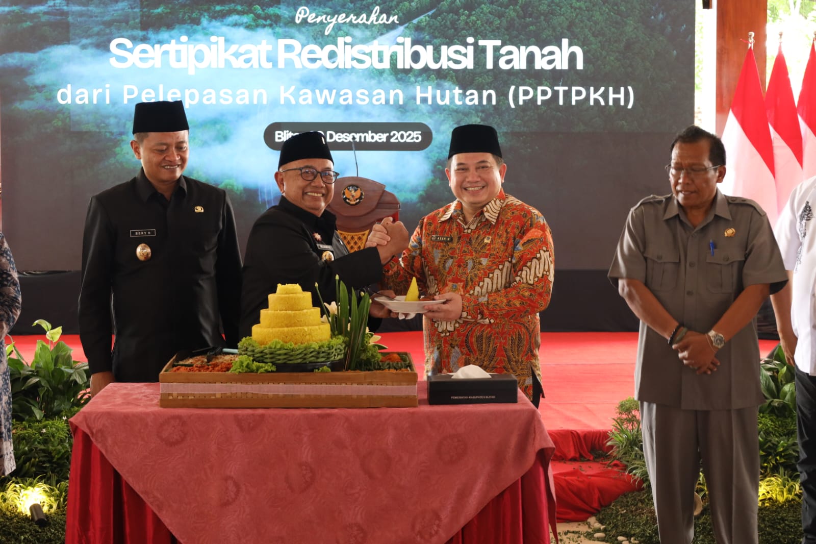 Bupati Blitar Rijanto menyerahkan secara simbolis sertifikat redistribusi tanah kepada perwakilan masyarakat dalam program PPTPKH di Kantor Bupati Blitar, Selasa (30/12/2025).