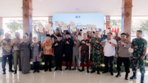 Bupati Blitar Rijanto bersama Wakil Bupati Beky Herdihansah berfoto bersama usai penyerahan Sertipikat Redistribusi Tanah PPTPKH Tahap II kepada masyarakat di Pendopo Sasana Adhi Praja, Senin (29/12/2025).