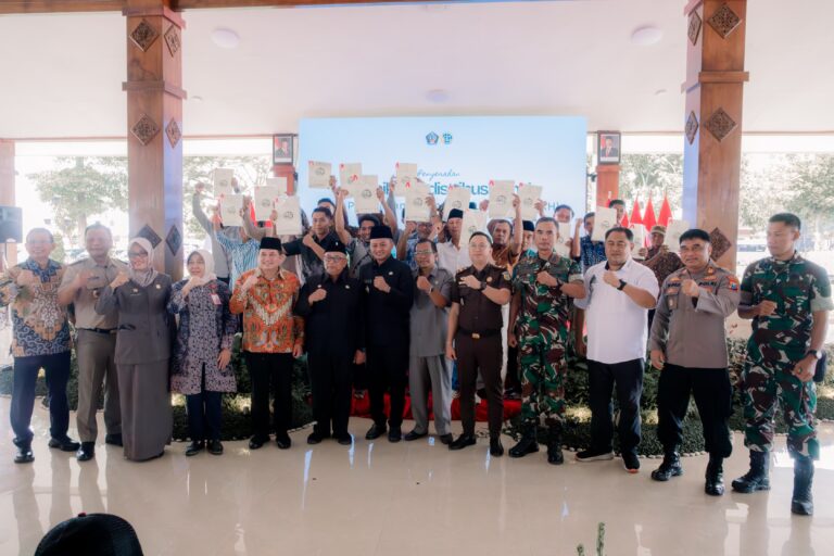 Bupati Blitar Rijanto bersama Wakil Bupati Beky Herdihansah berfoto bersama usai penyerahan Sertipikat Redistribusi Tanah PPTPKH Tahap II kepada masyarakat di Pendopo Sasana Adhi Praja, Senin (29/12/2025).