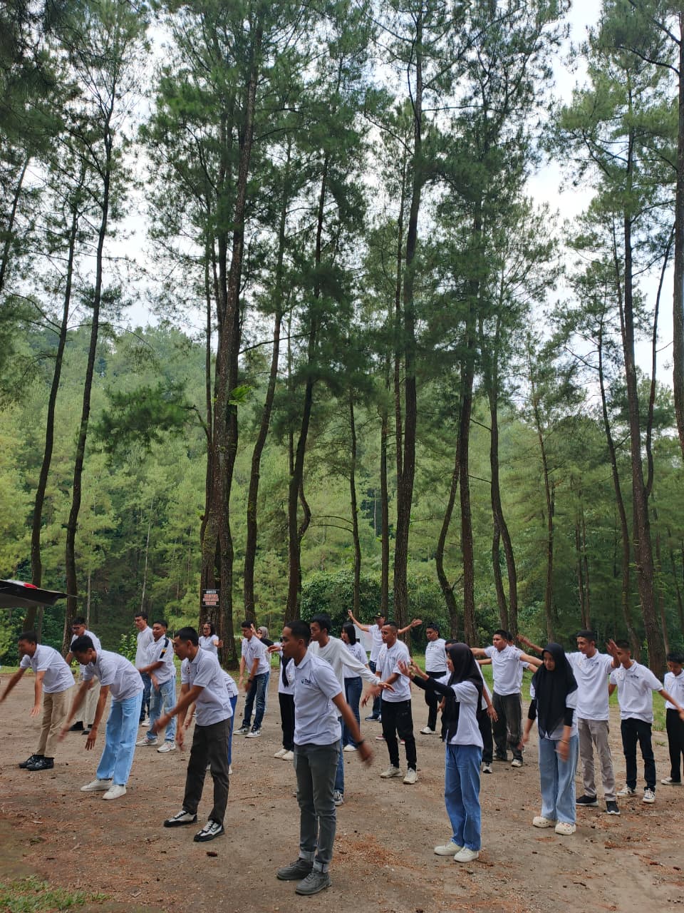 Peserta magang calon pekerja Jepang mengikuti kegiatan olahraga bersama sebagai bagian dari pembinaan fisik dan kedisiplinan selama masa pelatihan di Blitar.