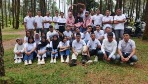 Program pelatihan kerja ke Jepang berfoto bersama di kawasan wisata hutan pinus. Program yang digagas Didik Budianto ini memberikan fasilitas pembiayaan penuh mulai pelatihan hingga keberangkatan.