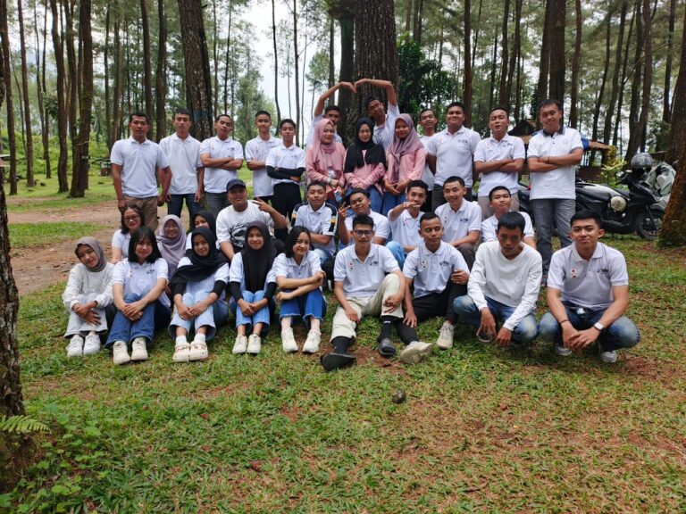 Program pelatihan kerja ke Jepang berfoto bersama di kawasan wisata hutan pinus. Program yang digagas Didik Budianto ini memberikan fasilitas pembiayaan penuh mulai pelatihan hingga keberangkatan.