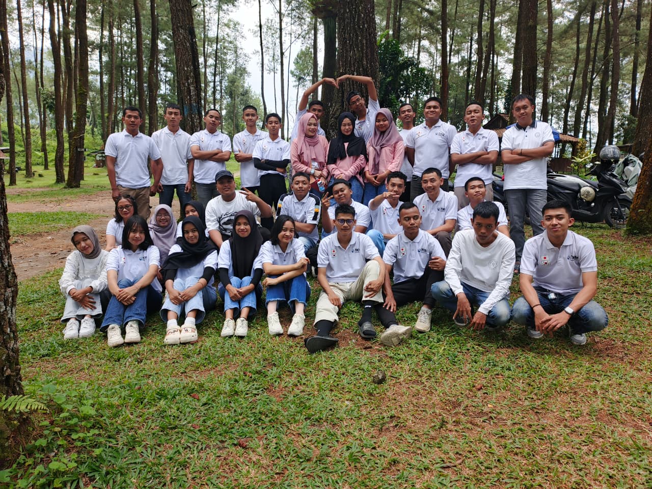 Program pelatihan kerja ke Jepang berfoto bersama di kawasan wisata hutan pinus. Program yang digagas Didik Budianto ini memberikan fasilitas pembiayaan penuh mulai pelatihan hingga keberangkatan.