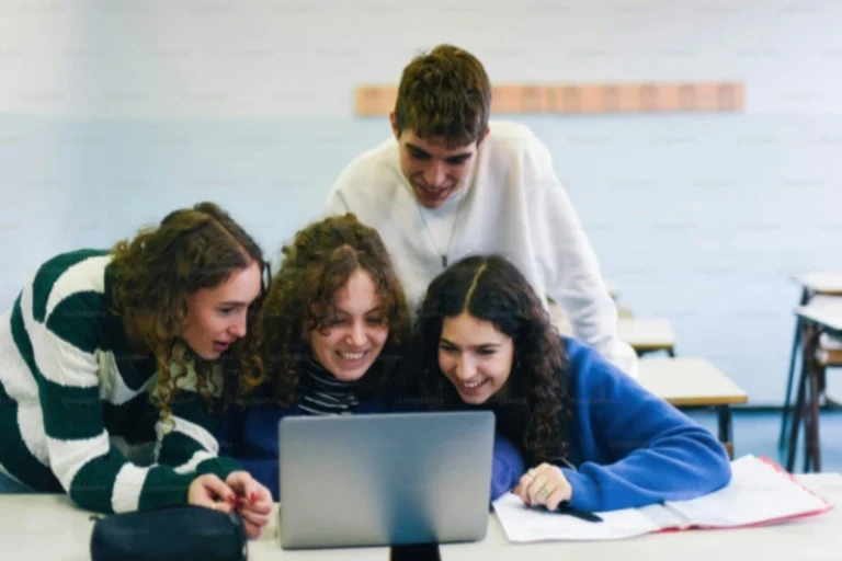 Generasi muda belajar memanfaatkan teknologi secara cerdas di era digital.