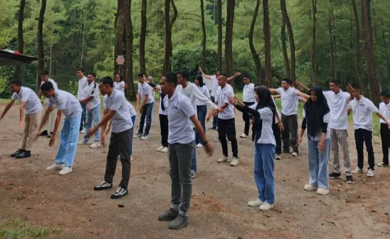 Peserta magang calon pekerja Jepang mengikuti kegiatan olahraga bersama sebagai bagian dari pembinaan fisik dan kedisiplinan selama masa pelatihan di Blitar.