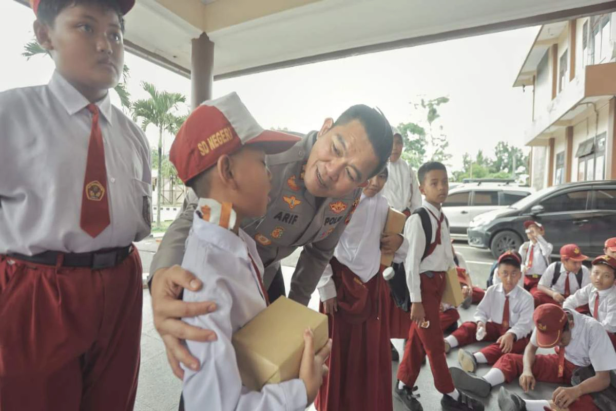 Kapolres Blitar AKBP Arif Fazlurrahman menyapa dan memberikan edukasi kepada siswa SD Negeri Pojok 01 saat kunjungan belajar di Mapolres Blitar.