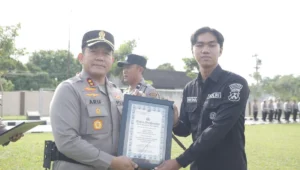 Kapolres Blitar AKBP Arif Fazlurrahman menyerahkan piagam penghargaan kepada anggota berprestasi saat Apel Jam Pimpinan di halaman Mapolres Blitar.