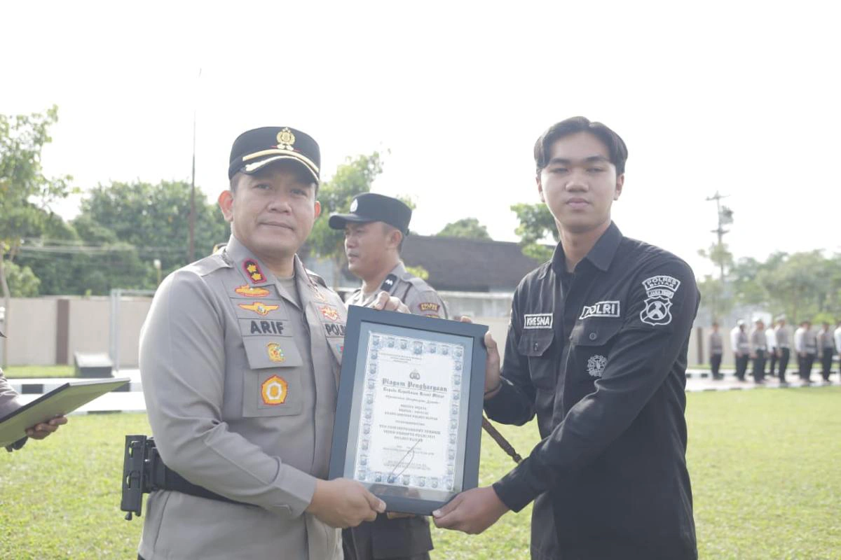 Kapolres Blitar AKBP Arif Fazlurrahman menyerahkan piagam penghargaan kepada anggota berprestasi saat Apel Jam Pimpinan di halaman Mapolres Blitar.