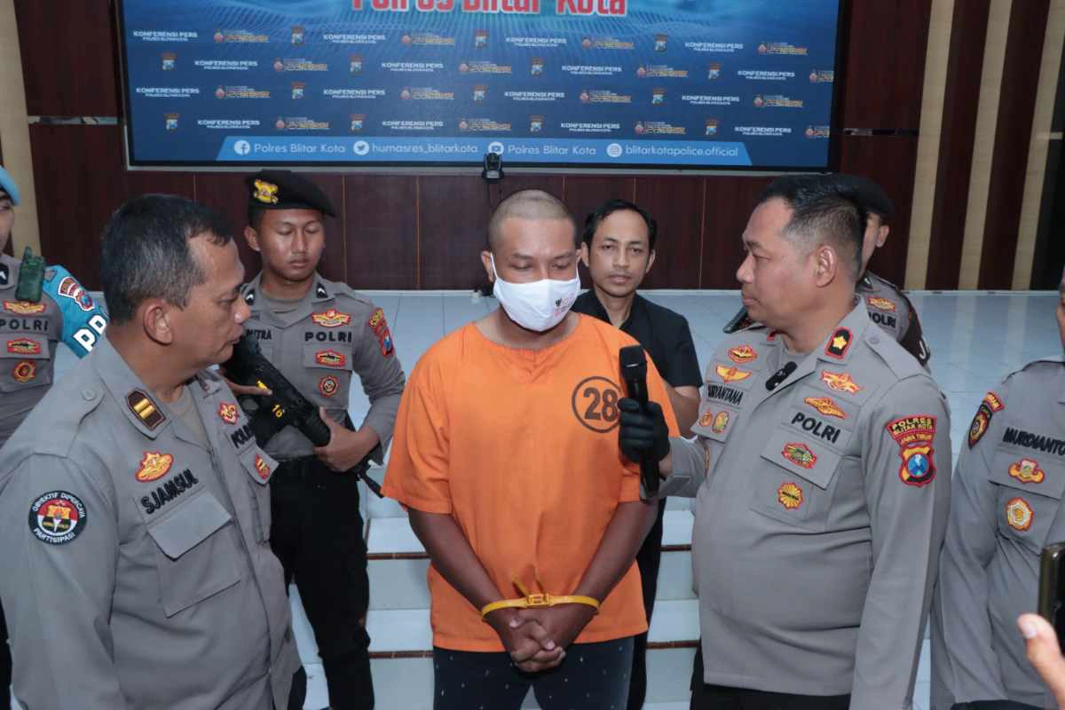 Petugas Polres Blitar Kota menunjukkan tersangka kasus pencurian emas senilai Rp65 juta saat konferensi pers.