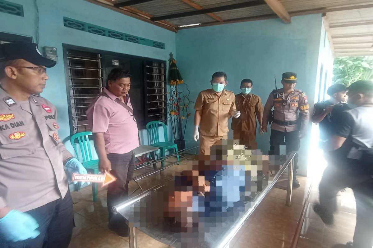 Petugas melakukan pemeriksaan terhadap jenazah pria yang ditemukan meninggal di dalam mobil di Desa Gaprang, Kanigoro, Blitar.