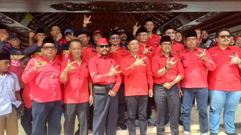 Jajaran Fraksi PDI Perjuangan DPRD Kota Blitar berfoto bersama sebagai bentuk penghormatan dan komitmen menjalankan tugas legislasi, pengawasan, dan pengabdian kepada masyarakat sepanjang 2025.