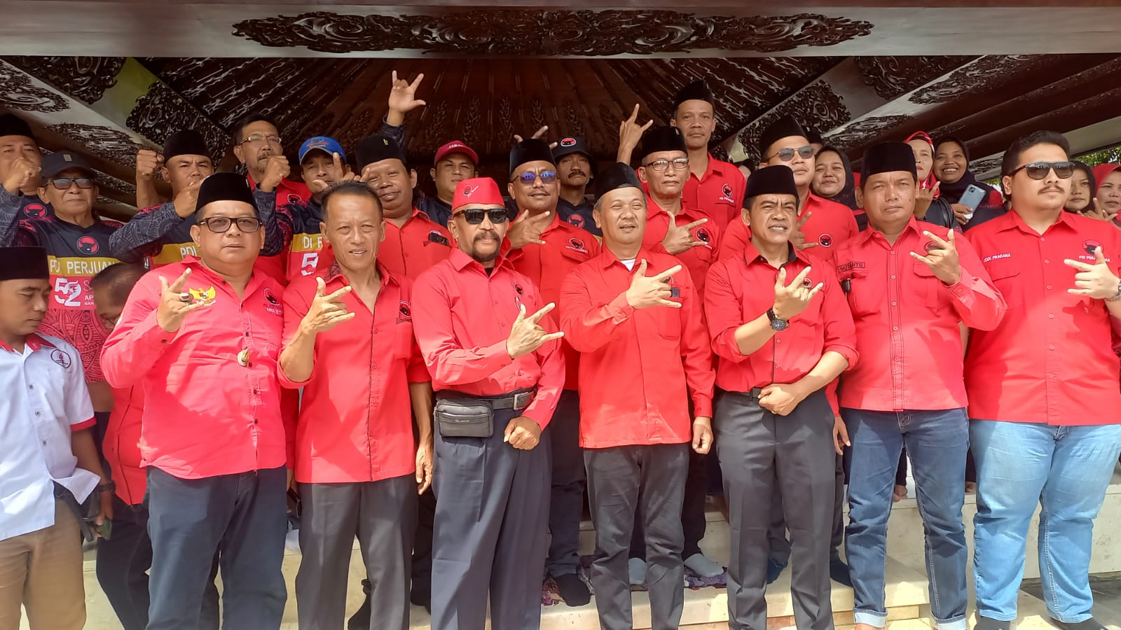 Jajaran Fraksi PDI Perjuangan DPRD Kota Blitar berfoto bersama sebagai bentuk penghormatan dan komitmen menjalankan tugas legislasi, pengawasan, dan pengabdian kepada masyarakat sepanjang 2025.