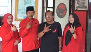 Jajaran pengurus DPC PDI Perjuangan Kabupaten Blitar bersama kader PAC berfoto usai Rakorcab di Kantor DPC Sawentar, Kanigoro, sebagai bagian persiapan Musancab dan peremajaan struktur partai, Minggu (4/1/2026).