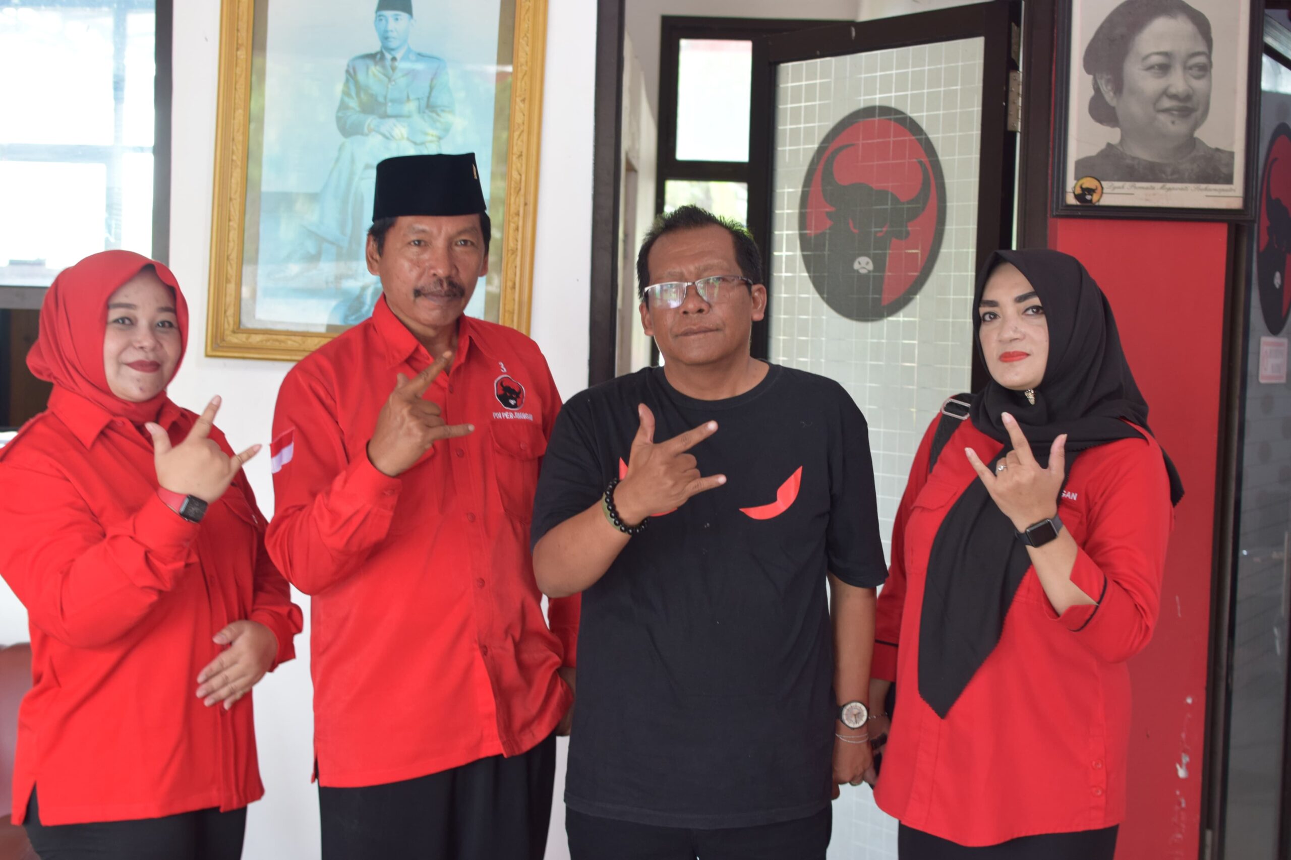 Jajaran pengurus DPC PDI Perjuangan Kabupaten Blitar bersama kader PAC berfoto usai Rakorcab di Kantor DPC Sawentar, Kanigoro, sebagai bagian persiapan Musancab dan peremajaan struktur partai, Minggu (4/1/2026).