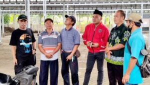 Anggota DPRD Kabupaten Blitar Budi Susila Jaya saat berdialog dengan warga meninjau lokasi relokasi eks Pasar Kesamben.