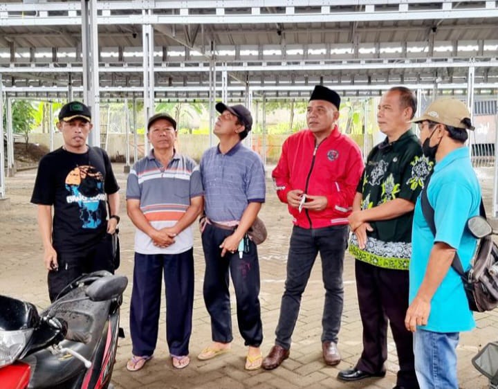 Anggota DPRD Kabupaten Blitar Budi Susila Jaya saat berdialog dengan warga meninjau lokasi relokasi eks Pasar Kesamben.