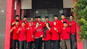 Anggota Fraksi PDI Perjuangan DPRD Kabupaten Blitar berfoto bersama usai kegiatan konsolidasi dan penguatan komitmen membangun daerah bersama rakyat.