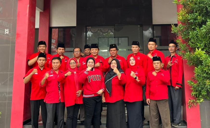 Anggota Fraksi PDI Perjuangan DPRD Kabupaten Blitar berfoto bersama usai kegiatan konsolidasi dan penguatan komitmen membangun daerah bersama rakyat.