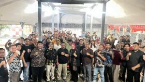 Laporan Kerja 2025, Erma Susanti Tegaskan Politik Harus Berpihak dan Bekerja untuk Rakyat Dokumentasi kegiatan anggota Fraksi PDIPDPRD Provinsi Jatim, Erma Susanti bersama kelompok tani hutan Banaran, Kruwuk, Nglegok, di istana gebang pada (1/10/2025).