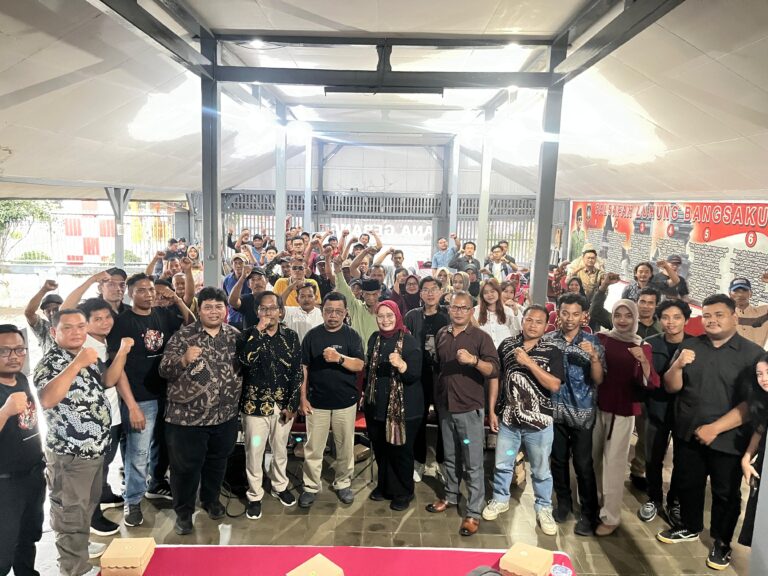 Dokumentasi kegiatan anggota Fraksi PDIPDPRD Provinsi Jatim, Erma Susanti bersama kelompok tani hutan Banaran, Kruwuk, Nglegok, di istana gebang pada (1/10/2025). 