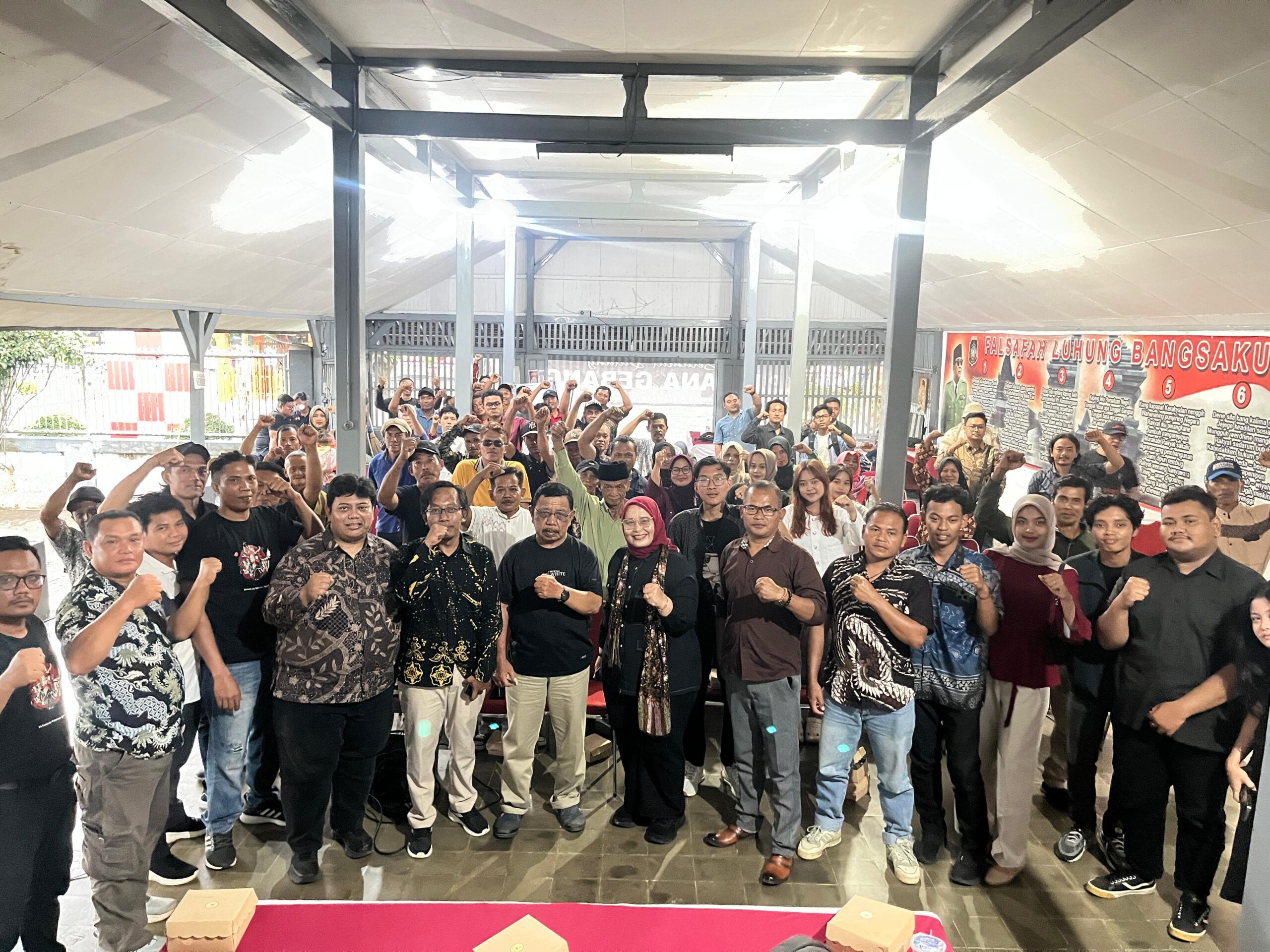 Dokumentasi kegiatan anggota Fraksi PDIPDPRD Provinsi Jatim, Erma Susanti bersama kelompok tani hutan Banaran, Kruwuk, Nglegok, di istana gebang pada (1/10/2025). 