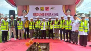 Pejabat daerah bersama unsur Forkopimda dan perwakilan Kementerian PUPR berfoto bersama usai prosesi ground breaking pembangunan kembali Pasar Kesamben, Kabupaten Blitar, Selasa (14/1/2026).