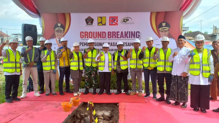 Pejabat daerah bersama unsur Forkopimda dan perwakilan Kementerian PUPR berfoto bersama usai prosesi ground breaking pembangunan kembali Pasar Kesamben, Kabupaten Blitar, Selasa (14/1/2026).