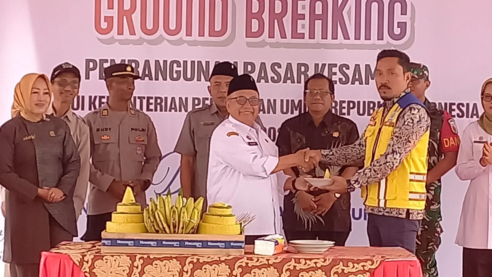 Pasar Kesamben Dibangun Kembali, Ikhtiar Pemulihan Ekonomi yang Diiringi Doa untuk Korban Bencana Bupati Blitar Rijanto menyerahkan potongan tumpeng pada prosesi ground breaking pembangunan Pasar Kesamben sebagai simbol dimulainya pembangunan pasar pascabencana.