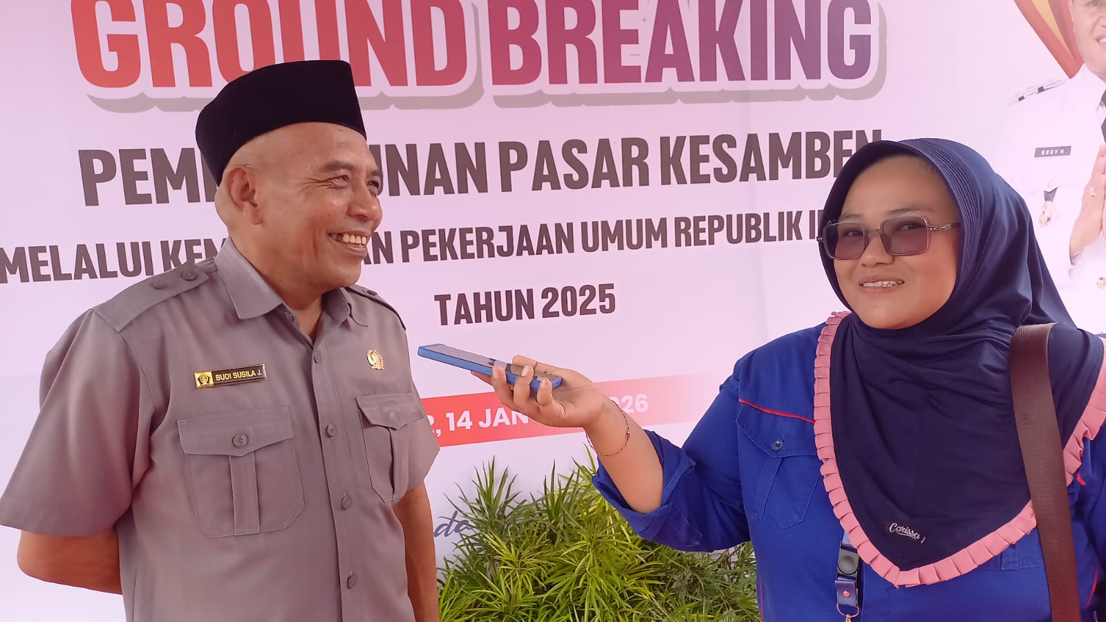 Anggota Komisi II DPRD Kabupaten Blitar, Budi Susila Jaya, memberikan keterangan kepada awak media usai kegiatan ground breaking pembangunan Pasar Kesamben, Rabu (14/1/2026).