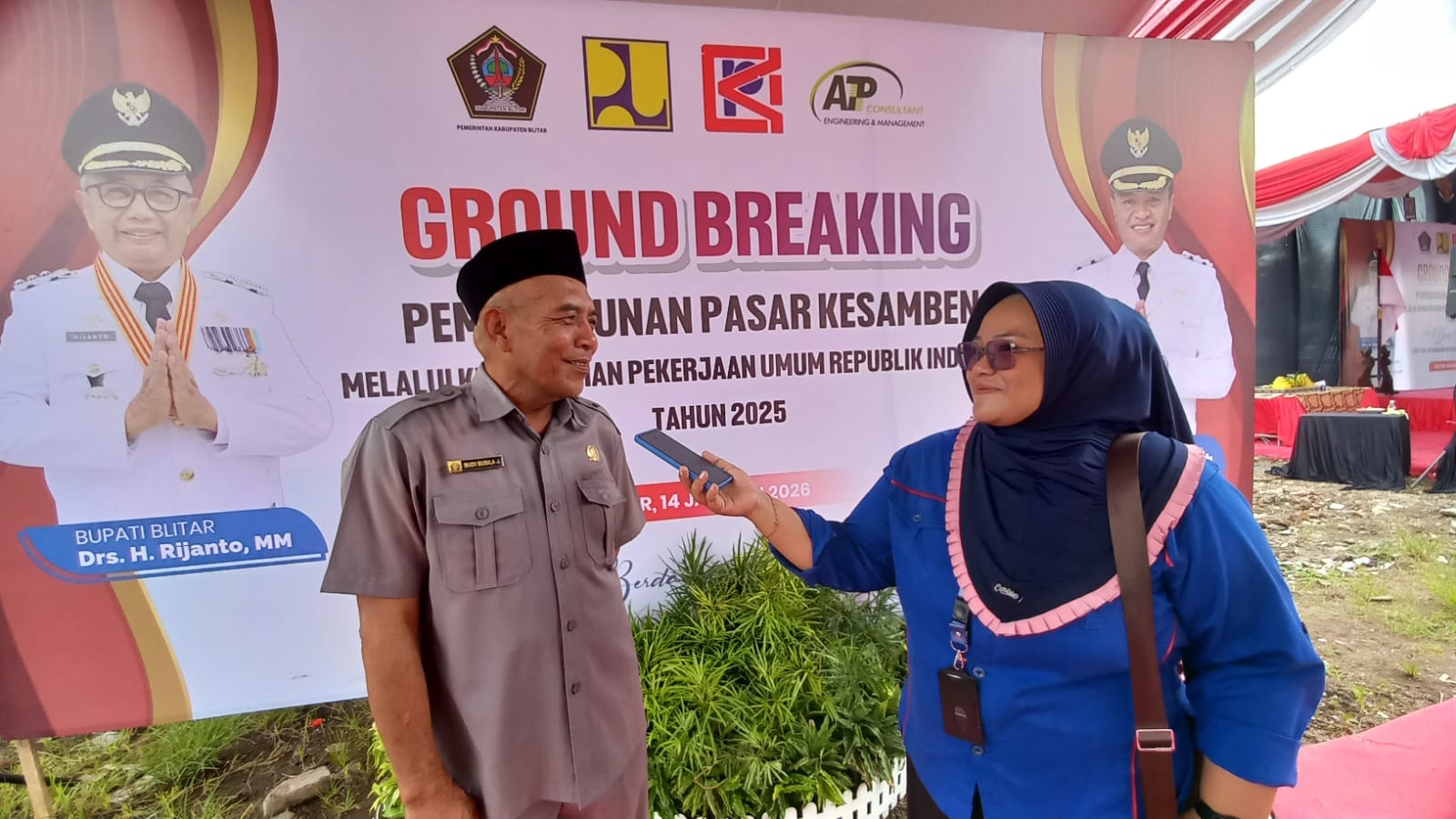 Anggota Komisi II DPRD Kabupaten Blitar, Budi Susila Jaya, memberikan keterangan kepada awak media usai kegiatan ground breaking pembangunan Pasar Kesamben, Rabu (14/1/2026).