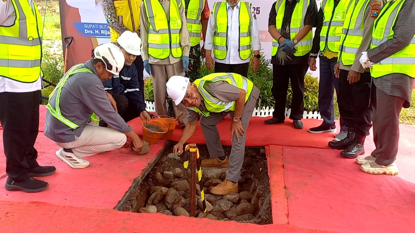 Prosesi ground breaking pembangunan Pasar Kesamben sebagai simbol dimulainya pembangunan pasar rakyat berkonsep modern dengan tetap mengedepankan nilai-nilai lokal, Rabu (14/1/2026).