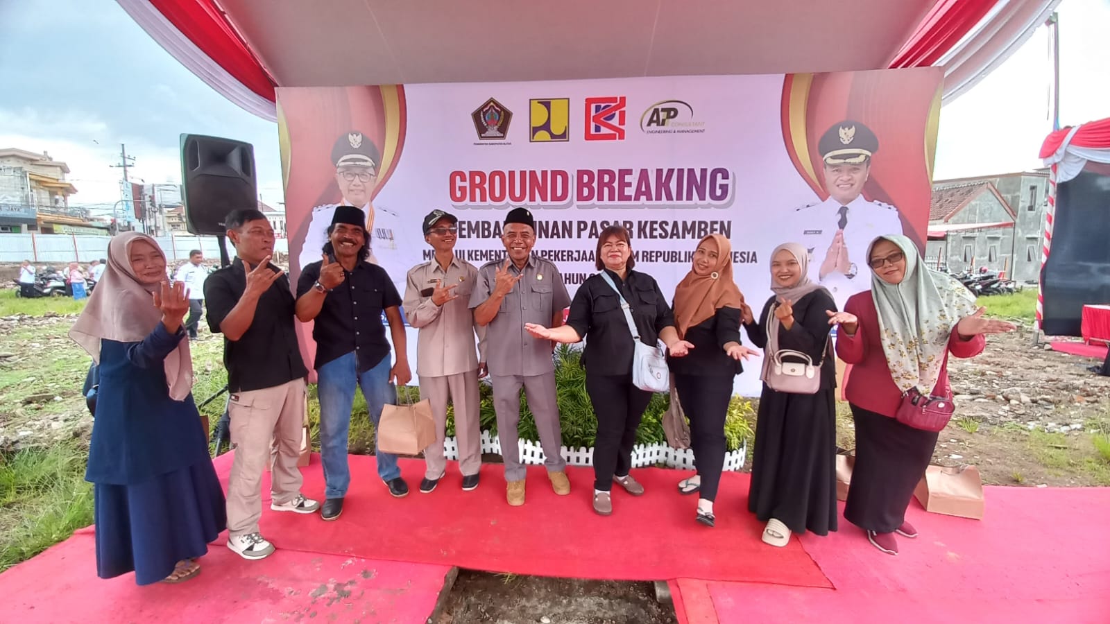 Anggota Komisi II DPRD Kabupaten Blitar Budi Susila Jaya bersama unsur pemerintah daerah, pelaksana proyek, dan tamu undangan berfoto bersama usai kegiatan ground breaking Pasar Kesamben di Kabupaten Blitar.
