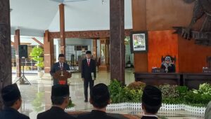 Bupati Blitar Rijanto menyampaikan arahan saat pelantikan dan pengambilan sumpah 26 pejabat struktural di Pendopo Ronggo Hadinegoro (RHN), Kota Blitar, Rabu (14/1/2026).