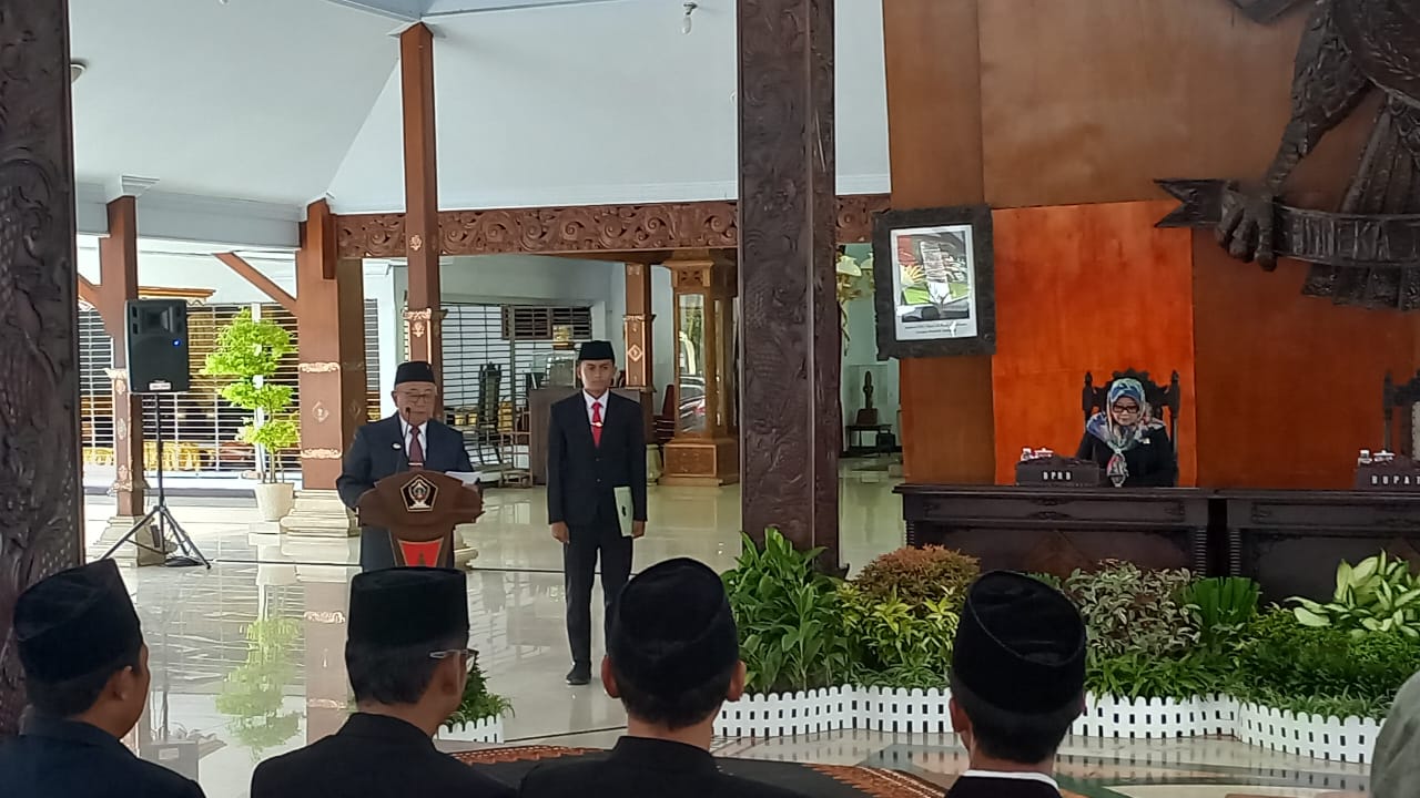 Bupati Blitar Rijanto menyampaikan arahan saat pelantikan dan pengambilan sumpah 26 pejabat struktural di Pendopo Ronggo Hadinegoro (RHN), Kota Blitar, Rabu (14/1/2026).