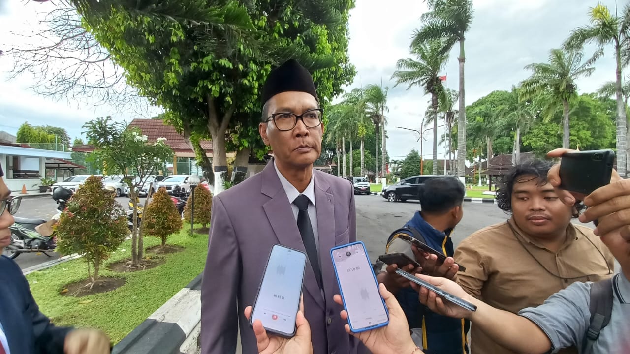 Kepala BKPSDM Kabupaten Blitar, Budi Hartawan, memberikan keterangan kepada awak media terkait proses mutasi dan rotasi jabatan yang telah mendapat persetujuan Badan Kepegawaian Negara (BKN), Rabu (14/1/2026).