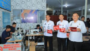 Pejabat Lapas Kelas IIB Blitar menunjukkan hasil produksi warga binaan dalam program pembinaan kemandirian melalui kerja sama dengan pihak swasta di bidang percetakan dan kemasan.