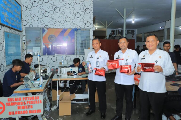 Pejabat Lapas Kelas IIB Blitar menunjukkan hasil produksi warga binaan dalam program pembinaan kemandirian melalui kerja sama dengan pihak swasta di bidang percetakan dan kemasan.