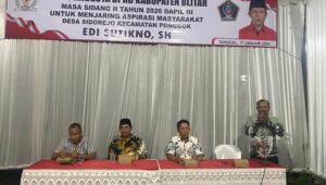 Anggota DPRD Kabupaten Blitar, Edi Sutikno, berdialog dengan warga saat kegiatan reses di Desa Sidorejo, Kecamatan Ponggok, membahas aspirasi pembangunan infrastruktur, mulai dari perbaikan jalan desa hingga irigasi, Minggu (17/1/2026).