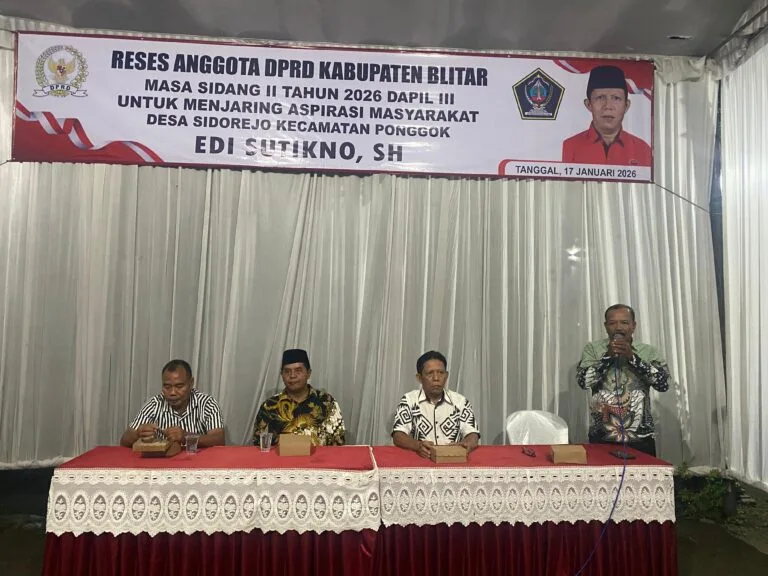 Anggota DPRD Kabupaten Blitar, Edi Sutikno, berdialog dengan warga saat kegiatan reses di Desa Sidorejo, Kecamatan Ponggok, membahas aspirasi pembangunan infrastruktur, mulai dari perbaikan jalan desa hingga irigasi, Minggu (17/1/2026).