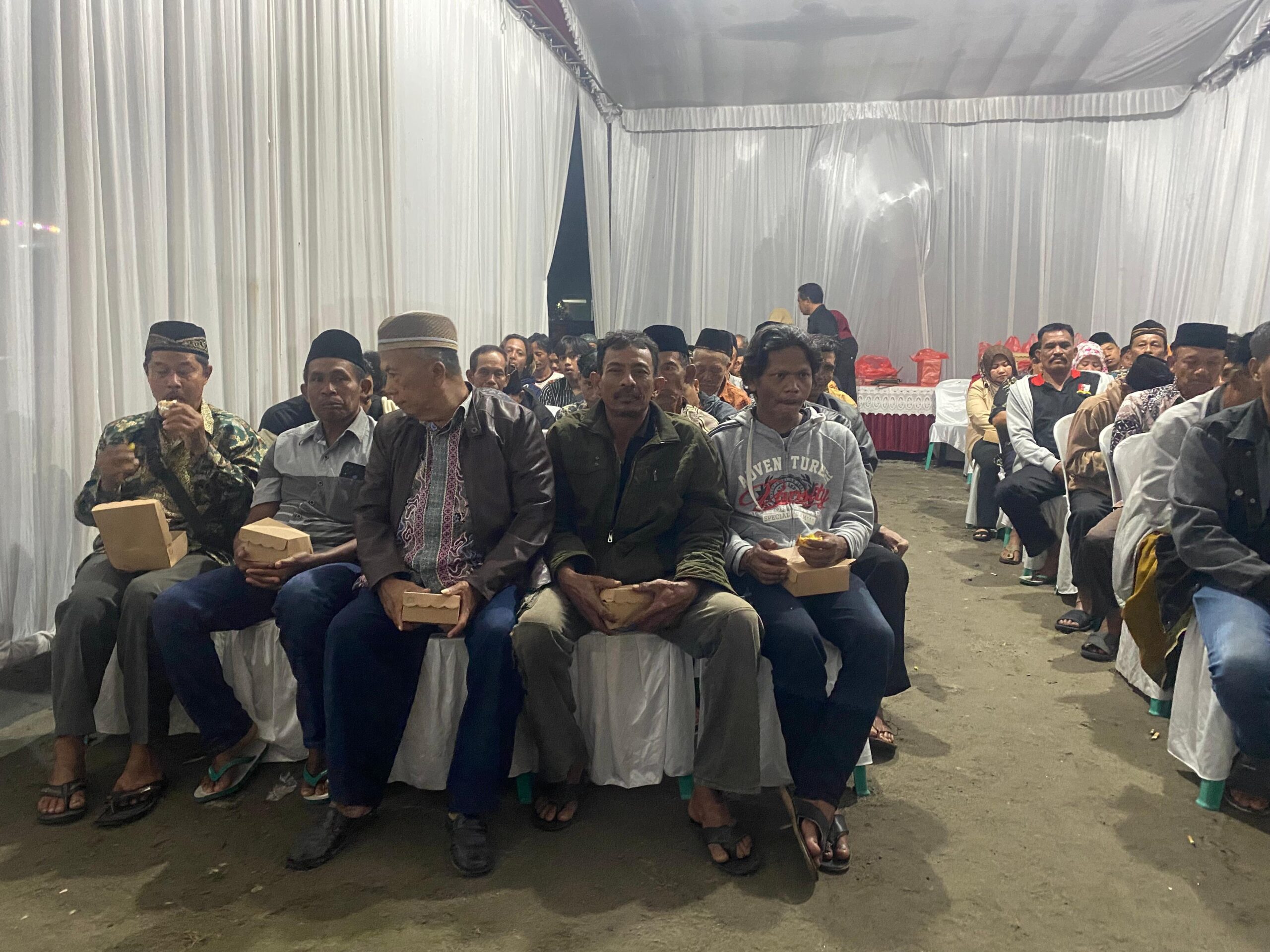 Suasana reses Anggota DPRD Kabupaten Blitar Edi Sutikno bersama warga Desa Sidorejo. Warga menyampaikan langsung harapan perbaikan jalan desa, irigasi, dan drainase demi mendukung aktivitas ekonomi dan pertanian. 