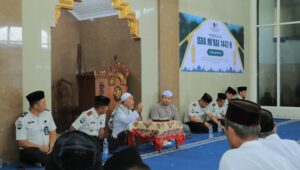 Kepala Lapas Blitar bersama petugas dan warga binaan mengikuti peringatan Isra Mi’raj Nabi Muhammad SAW di Masjid At-Taubah Lapas Blitar.