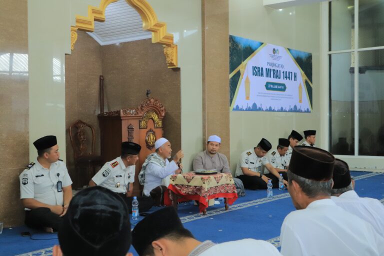 Kepala Lapas Blitar bersama petugas dan warga binaan mengikuti peringatan Isra Mi’raj Nabi Muhammad SAW di Masjid At-Taubah Lapas Blitar.