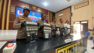 Petugas kepolisian menunjukkan barang bukti narkoba saat rilis pengungkapan lima kasus peredaran narkoba di Polres Blitar Kota.
