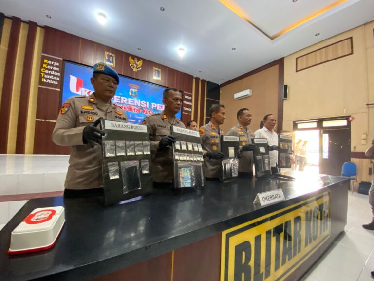 Petugas kepolisian menunjukkan barang bukti narkoba saat rilis pengungkapan lima kasus peredaran narkoba di Polres Blitar Kota.