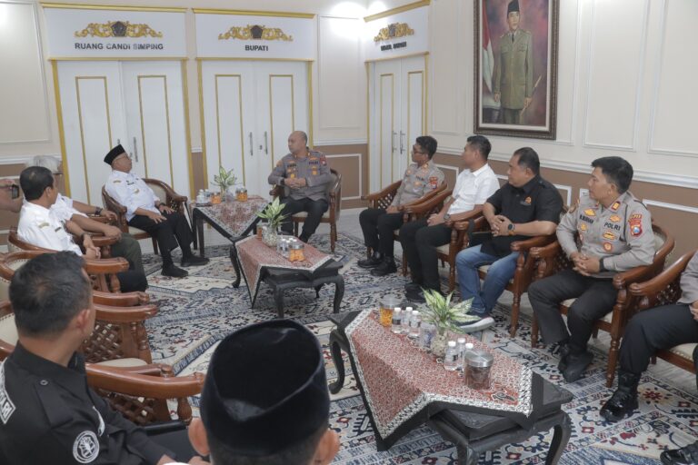 Suasana kunjungan silaturahmi Kapolres Blitar AKBP Rivanda S.I.K. dengan jajaran Forkopimda Kabupaten Blitar dalam rangka memperkuat sinergi dan kolaborasi menjaga kamtibmas, Rabu (21/1/2026).