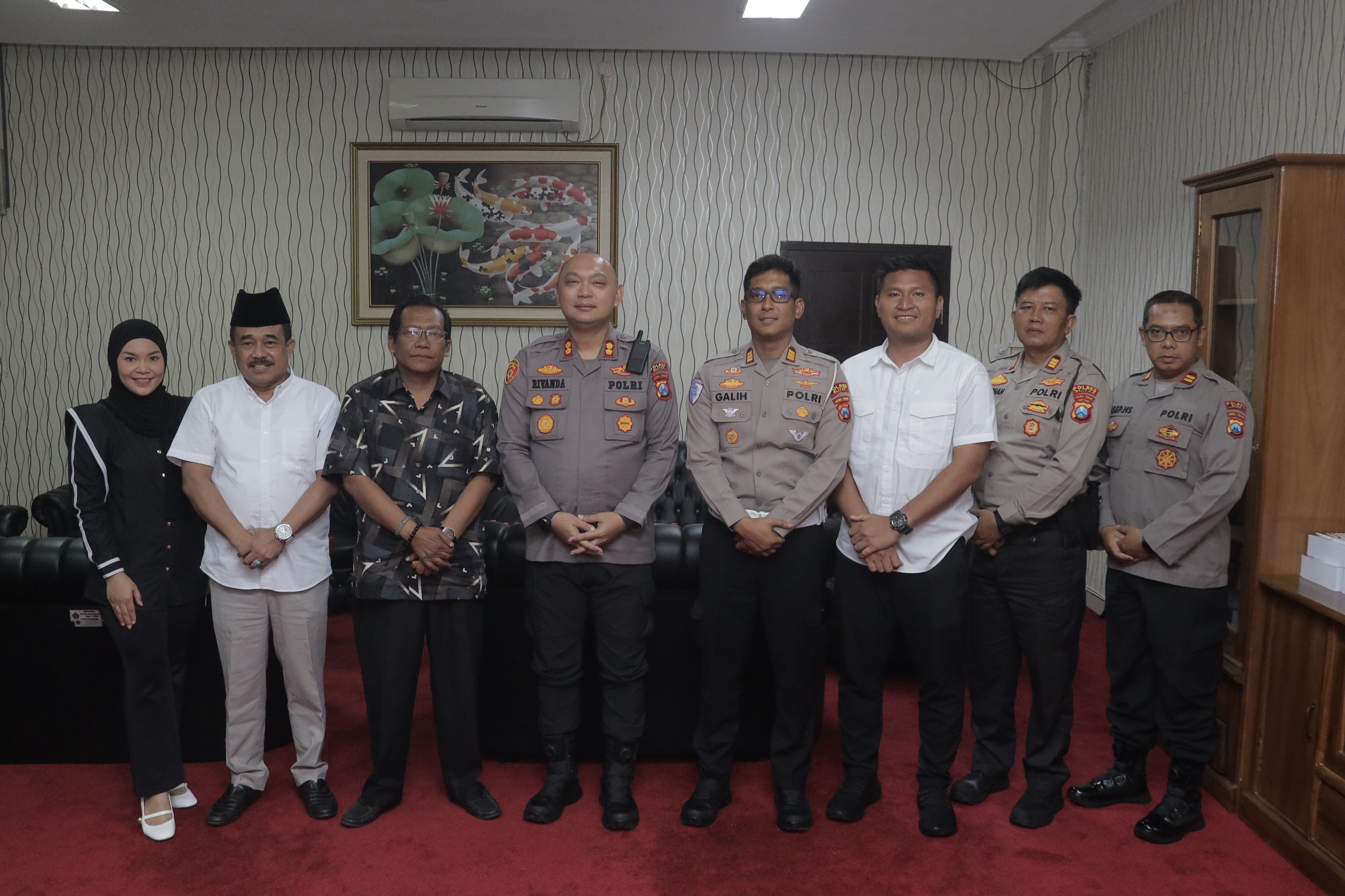 Kapolres Blitar AKBP Rivanda S.I.K. bersama Forkopimda Kabupaten Blitar melakukan sesi foto bersama usai silaturahmi sebagai bentuk komitmen memperkuat kerja sama lintas institusi di Kabupaten Blitar.