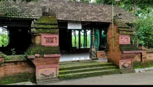 Pintu gerbang menuju Makam Raden Ayu Putri Ontjat Tondo Wurung, Desa Terung Wetan, Sidoarjo, terlihat dari kejauhan. Area ini menjadi awal perjalanan ziarah bagi pengunjung yang ingin menghormati sejarah dan keajaiban putri Majapahit.