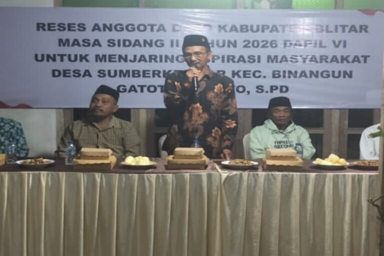 Anggota DPRD Kabupaten Blitar, Gatot Darwoto, berdialog dengan warga saat kegiatan reses di Desa Sumberkembar, Kecamatan Binangun, Minggu (18/1/2026).